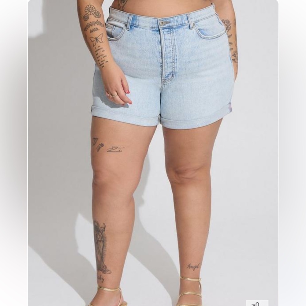 Torrid 5 Inch Mom Jean Premium Classic Denim Mid-Rise Short size 14 plus